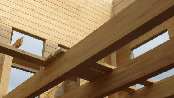 Как правильно класть брус при строительстве дома из бруса: сохраняем целостность материала